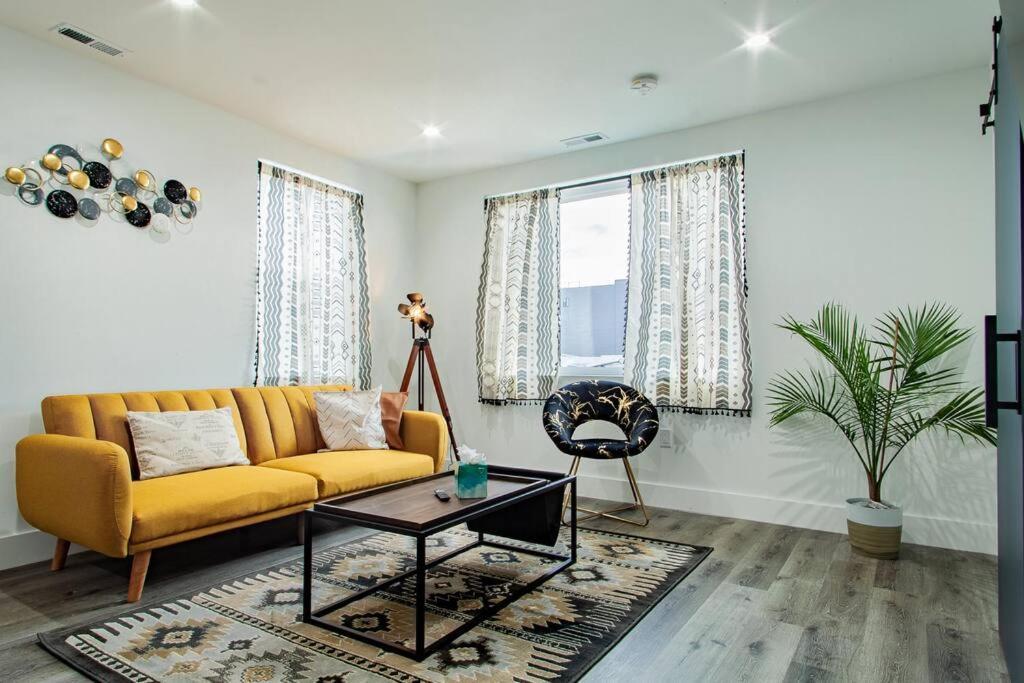 Spacious 2-br 2-bath 3-blocks To H St Corridor Ferienhaus