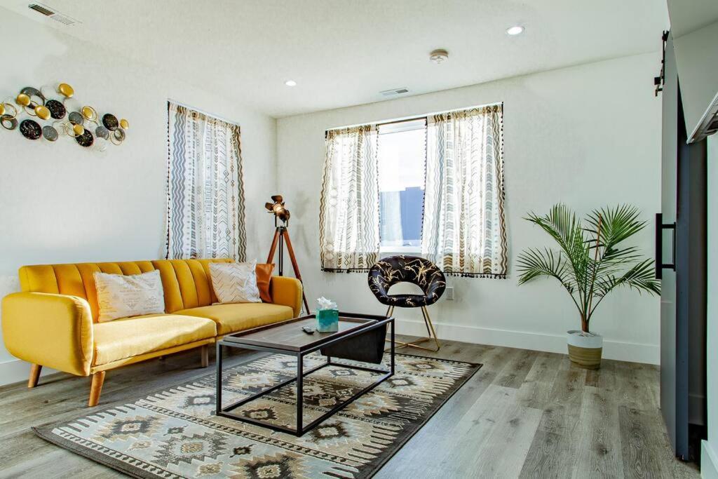 Spacious 2-br 2-bath 3-blocks To H St Corridor Ferienhaus *