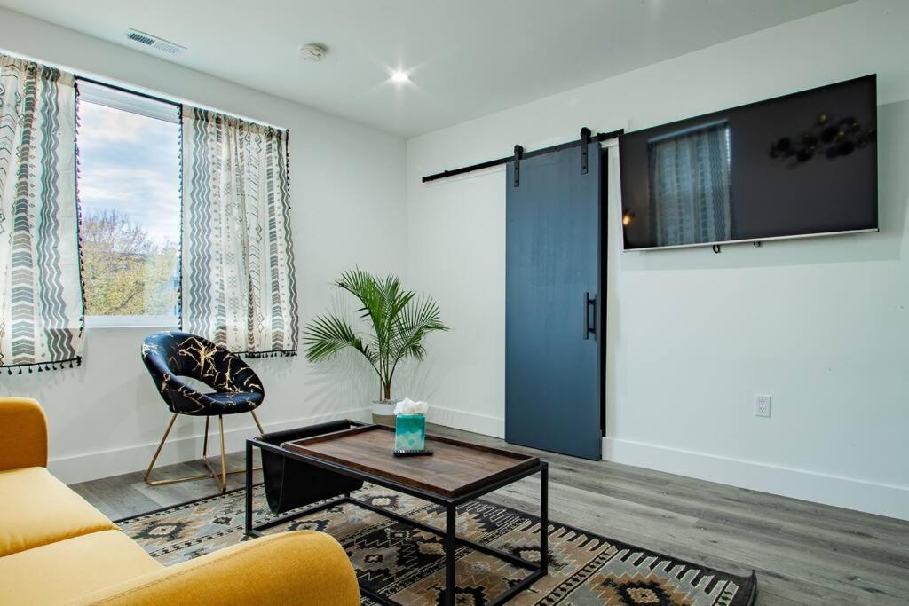 Ferienhaus Spacious 2-br 2-bath 3-blocks To H St Corridor